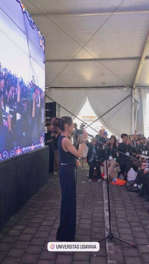 Cinta Laura Hadir di PKKMB UNUD (Instagram.com/claurakiehl)