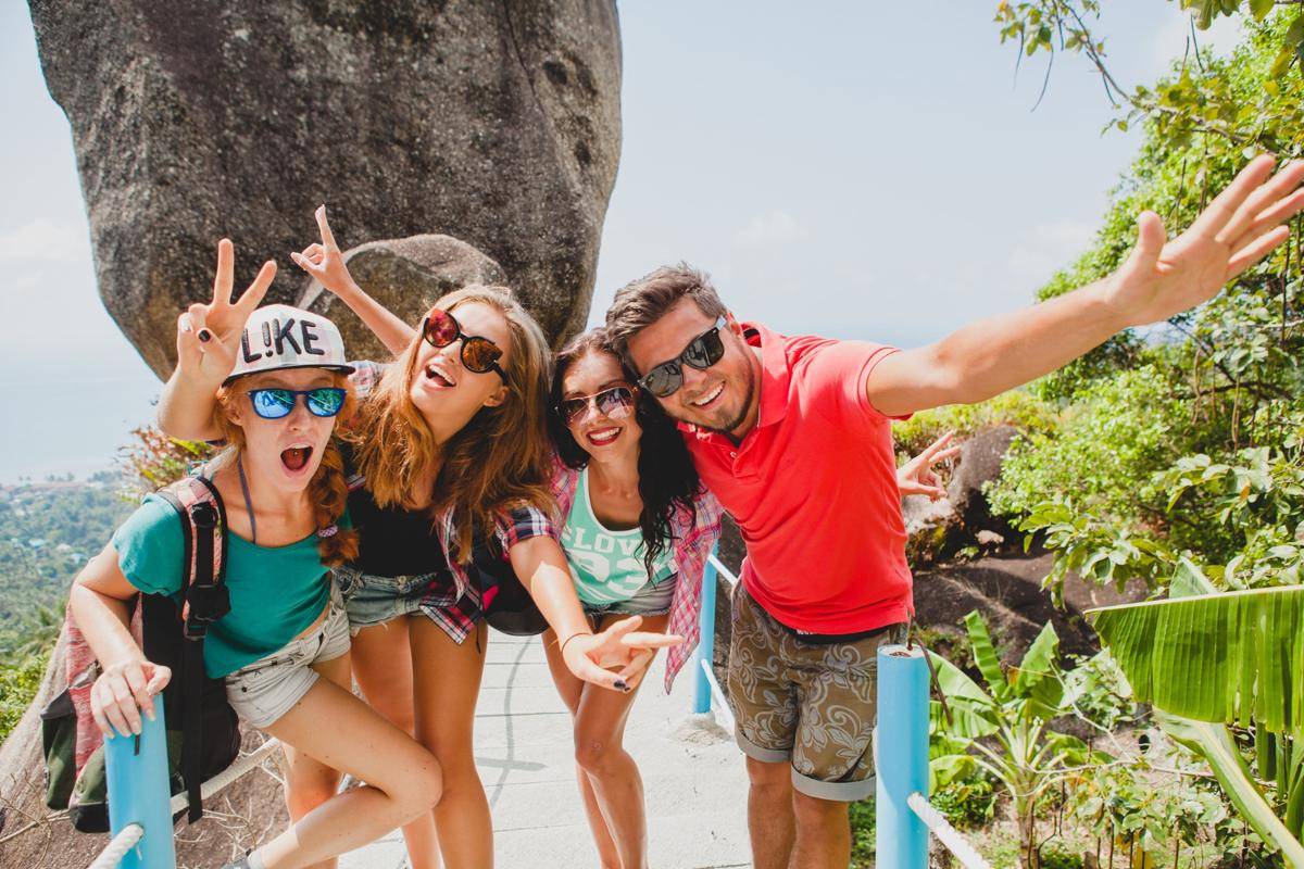 Ilustrasi traveling bersama teman 