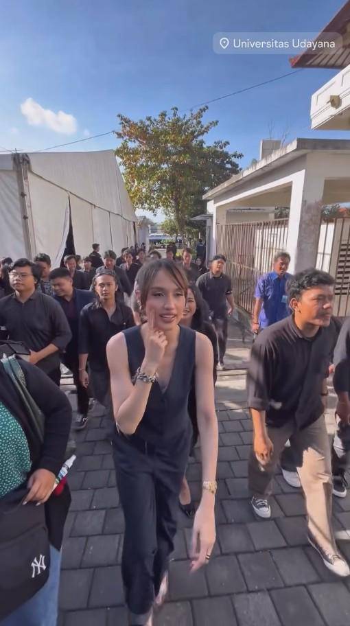 Cinta Laura Hadir di PKKMB UNUD (Instagram.com/claurakiehl)