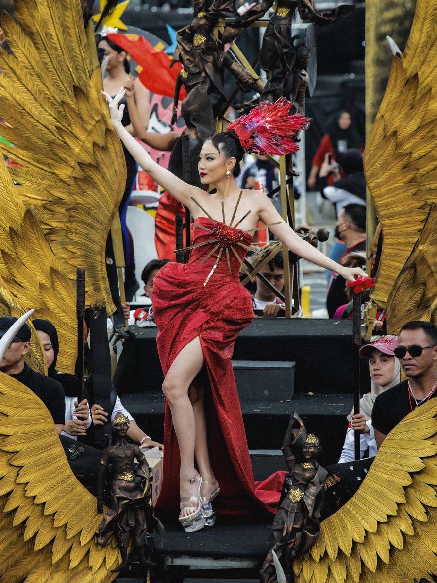 Potret Patricia Gouw Tampil di Jember Fashion Carnaval 2025