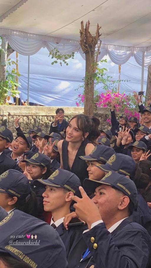 Cinta Laura Hadir di PKKMB UNUD (Instagram.com/claurakiehl)