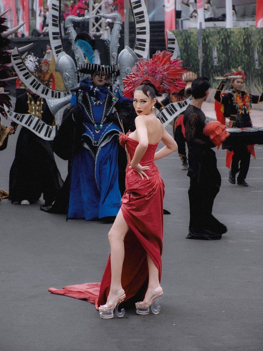Potret Patricia Gouw Tampil di Jember Fashion Carnaval 2025