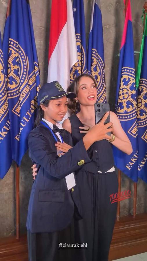 Cinta Laura Hadir di PKKMB UNUD (Instagram.com/claurakiehl)