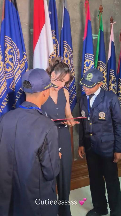 Cinta Laura Hadir di PKKMB UNUD (Instagram.com/claurakiehl)