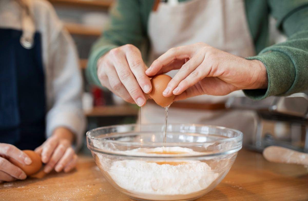 ilustrasi membuat adonan bakwan