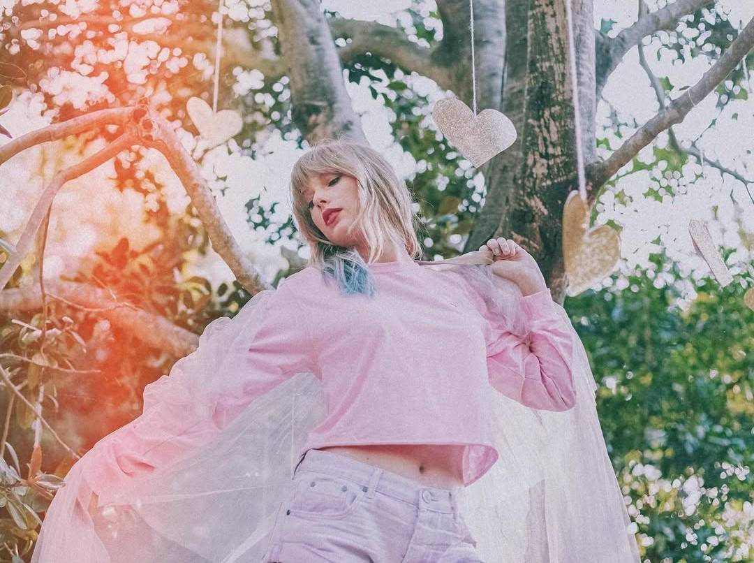 Taylor Swift dalam album Lover (dok. Republic Records/Lover)