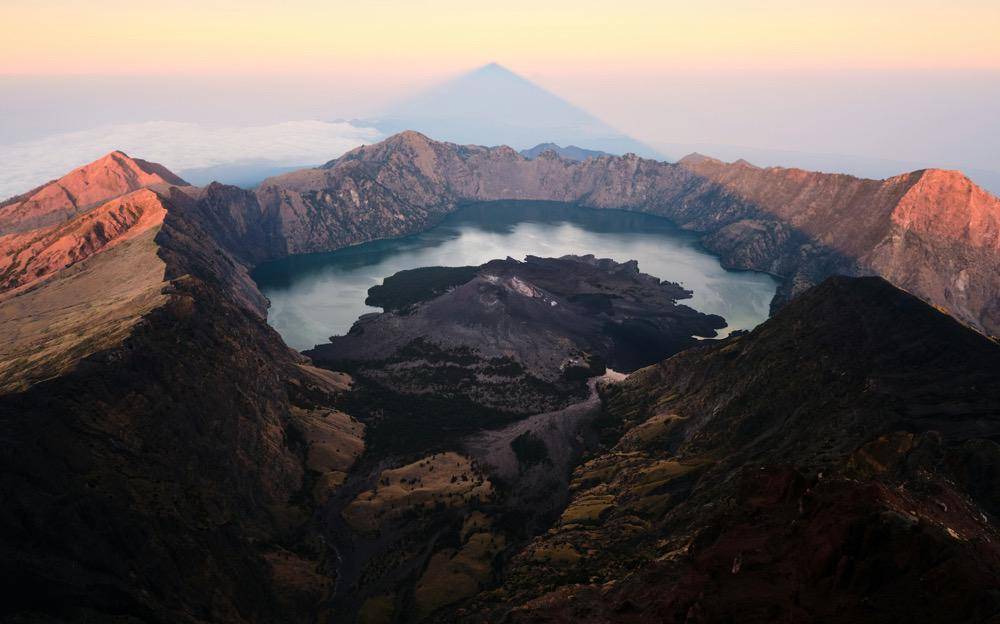 Danau Segara Anak di Gunung Rinjani (unsplash.com/Joshua Kettle)
