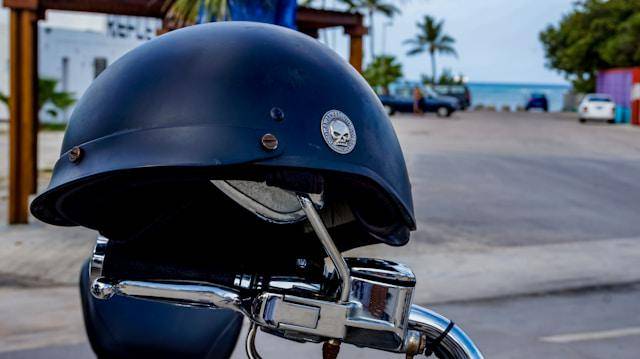 ilustrasi helm (unsplash.com/Charles Ridderstap)