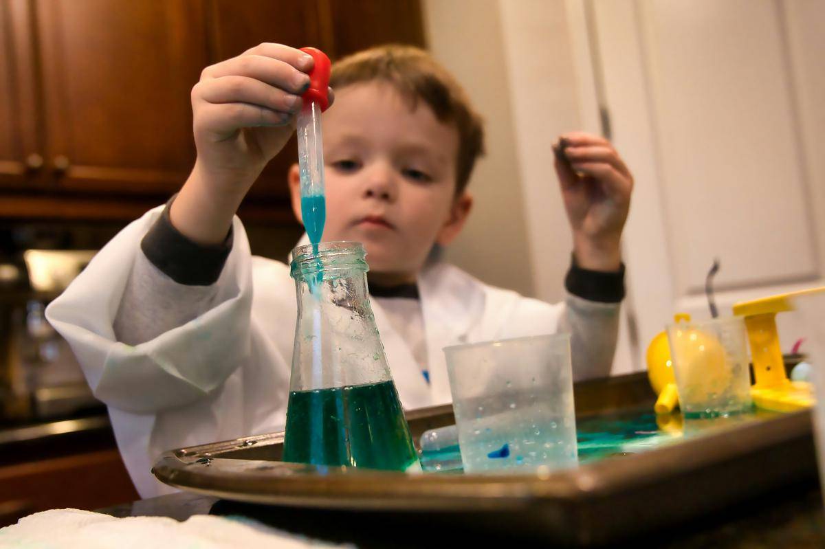 ilustrasi anak bereksperimen sains (unsplash.com/Clint Patterson)