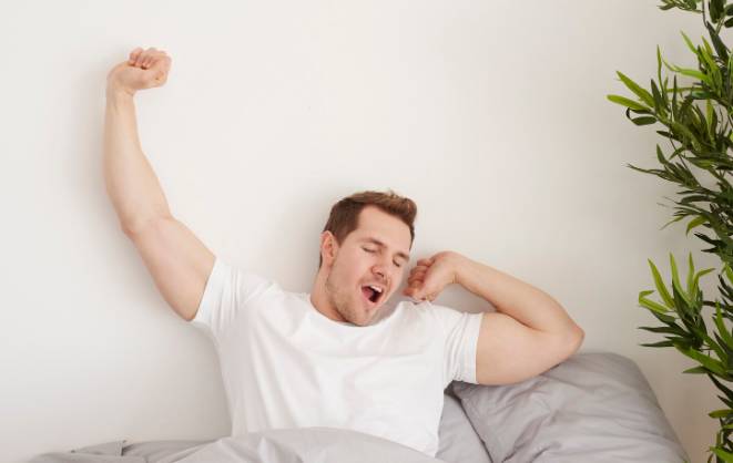 ilustrasi bangun tidur (freepik.com/gpontstudio)
