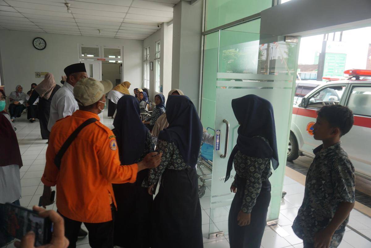 Sejumlah siswa dilarikan ke Puskesmas Mlati II. (IDN Times/Tunggul Damarjati)