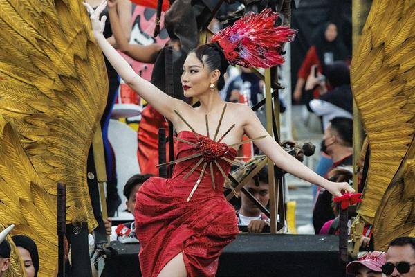 Potret Patricia Gouw Tampil di Jember Fashion Carnaval 2025