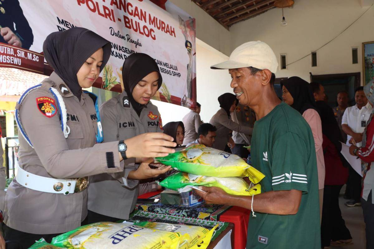 Pembagian beras oleh Kepolisian di Lampung saat gelaran GMP. (IDN Times/istimewa)