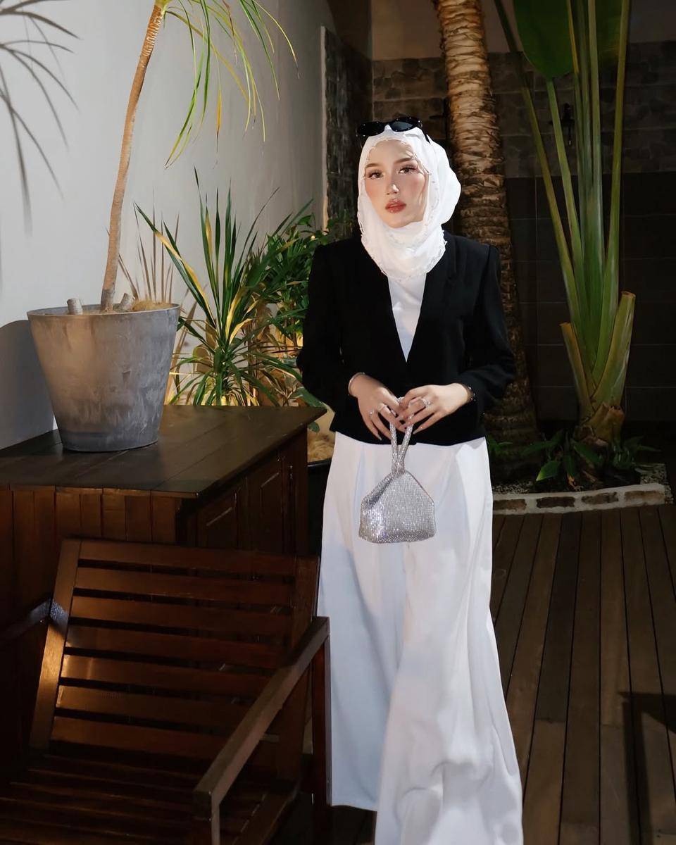 potret ide OOTD smart casual yang elegan ala Qainone