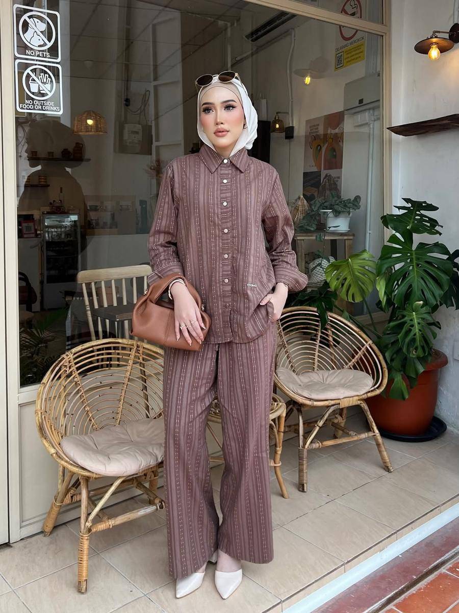potret ide OOTD smart casual yang elegan ala Qainone