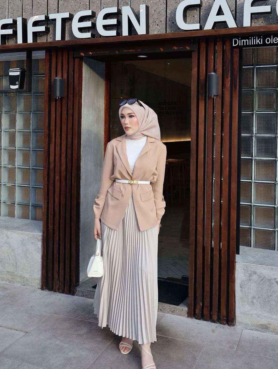 potret ide OOTD smart casual yang elegan ala Qainone
