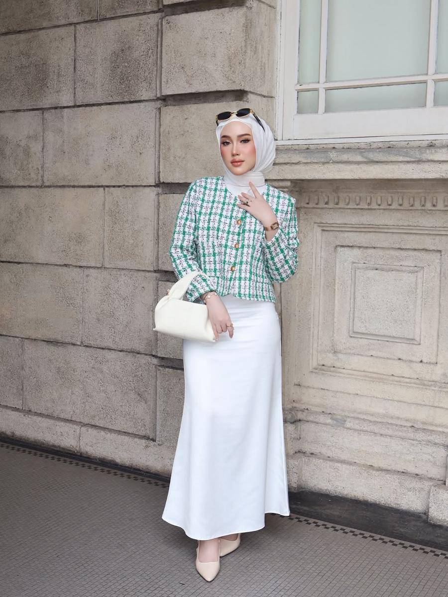 potret ide OOTD smart casual yang elegan ala Qainone