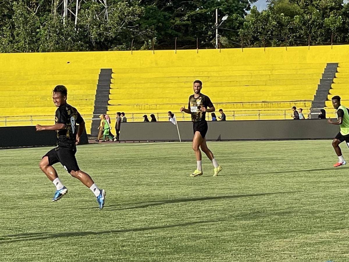 Pemain Semen Padang FC, Rui Rampa mengikuti latihan di Stadion H Agus Salim Padang (Foto: IDN Times/Halbert Caniago)