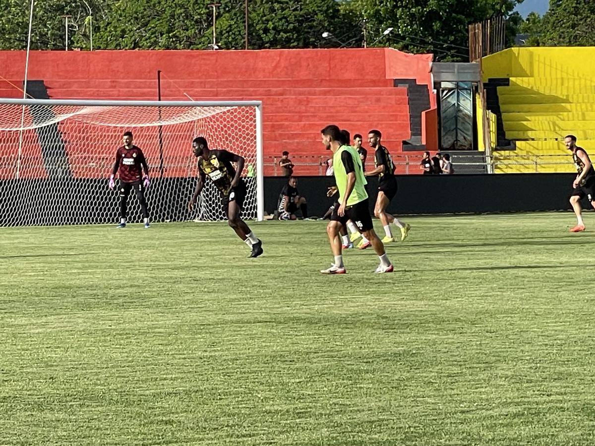Pemain Semen Padang FC latihan di Stadion H Agus Salim Padang (Foto: IDN Times/Halbert Caniago)