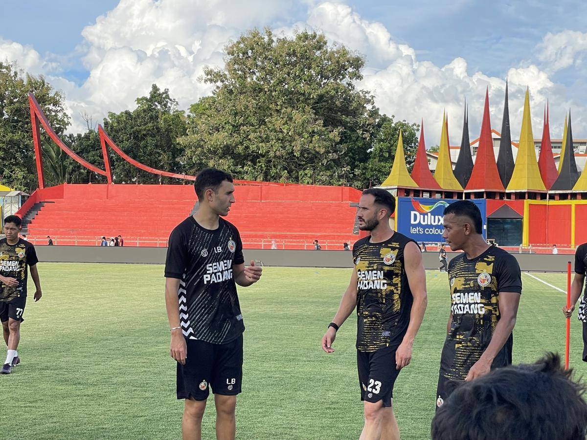 Pedro Matos berdiskusi dengan asisten pelatih Luis Braganca saat sesi latihan (Foto: IDN Times/Halbert Caniago)
