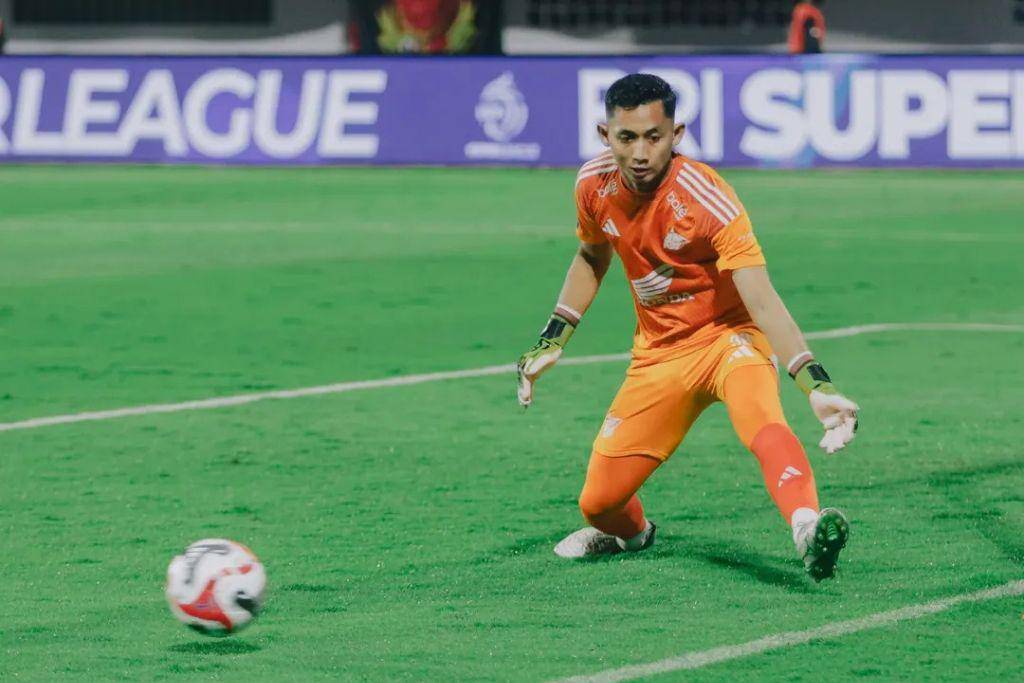 Aksi kiper PSM Makassar, Reza Arya Pratama, dalam laga pekan pertama BRI Super League 2025/2026 melawan Persijap Jepara di Stadion BJ Habibie Parepare pada 8 Agustus 2025. (Instagram.com/psm_makassar)