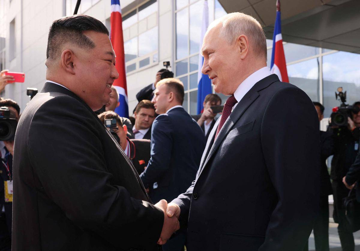 Pemimpin Korut, Kim Jong Un (kiri), dan Presiden Rusia, Vladimir Putin (kanan). (Kremlin.ru, CC BY 4.0, via Wikimedia Commons)