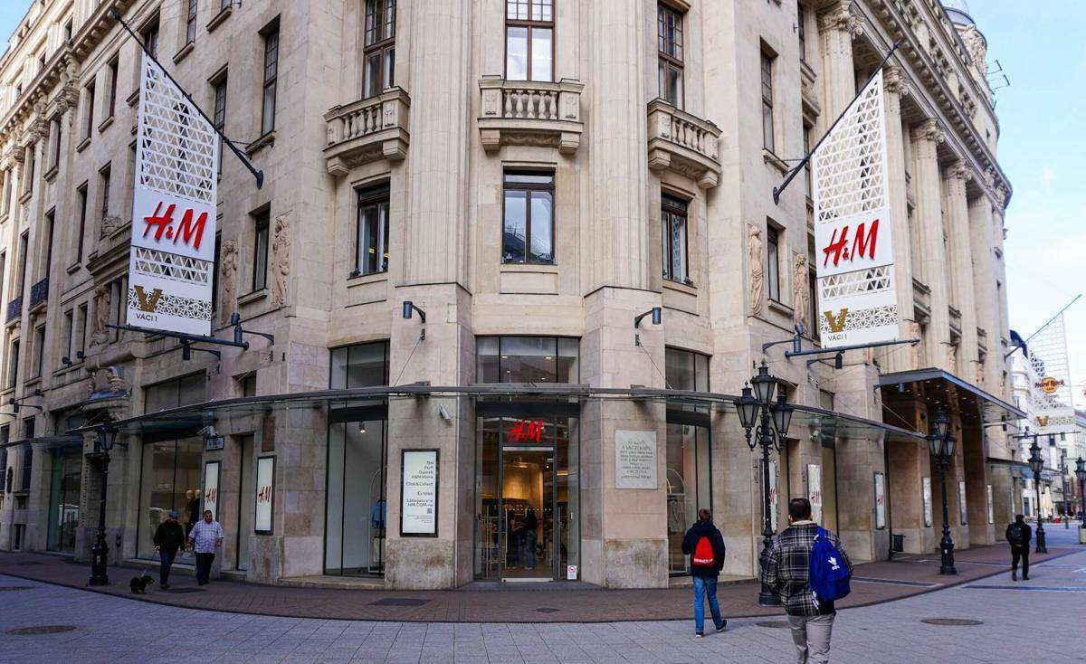 ilustrasi store pakaian merek H&M (unsplash.com/M. Rennim)