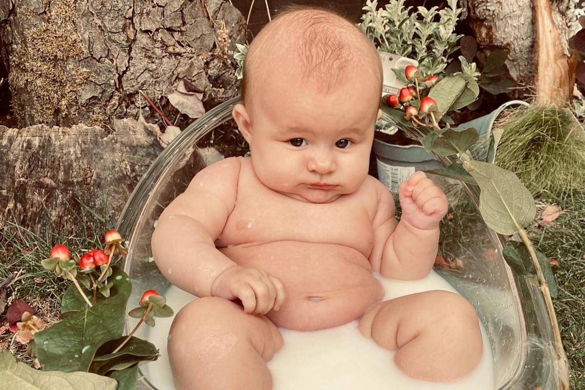 ilustrasi bayi mandi menggunakan ASI (pexels.com/Abbey Chapman)
