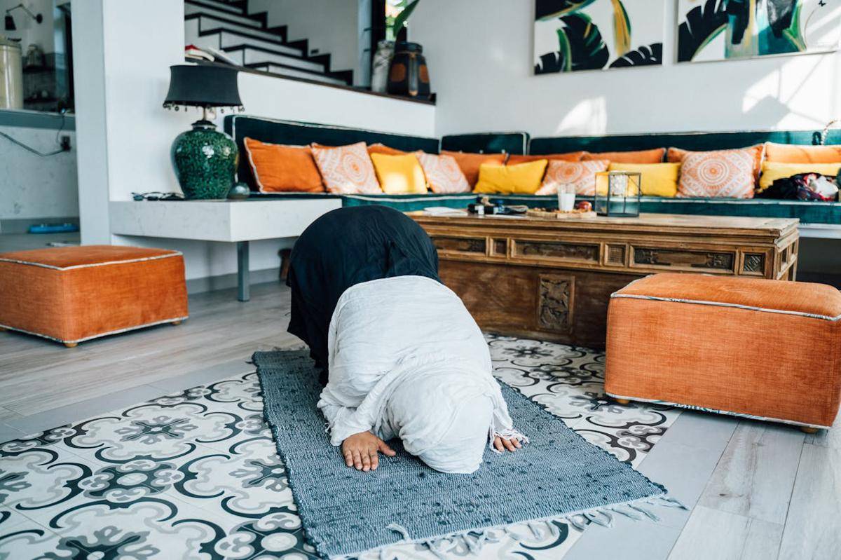 Ilustrasi sujud (pexels.com/Anna Tarazevich)