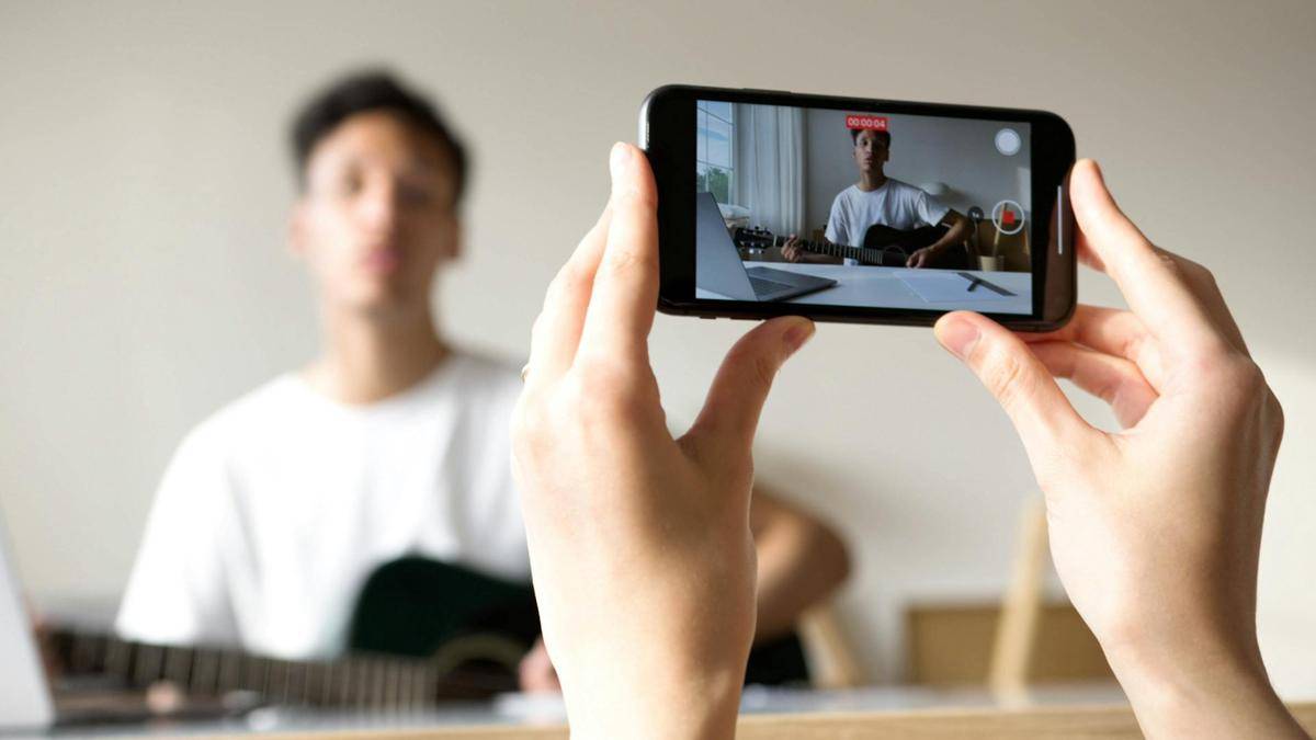 ilustrasi merekam video bermain gitar (pexels.com/Artem Podrez)