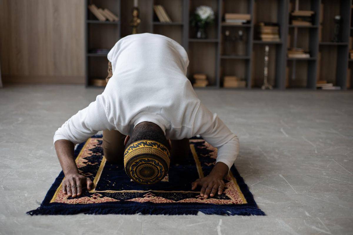 Ilustrasi sujud (pexels.com/Monstera Production)
