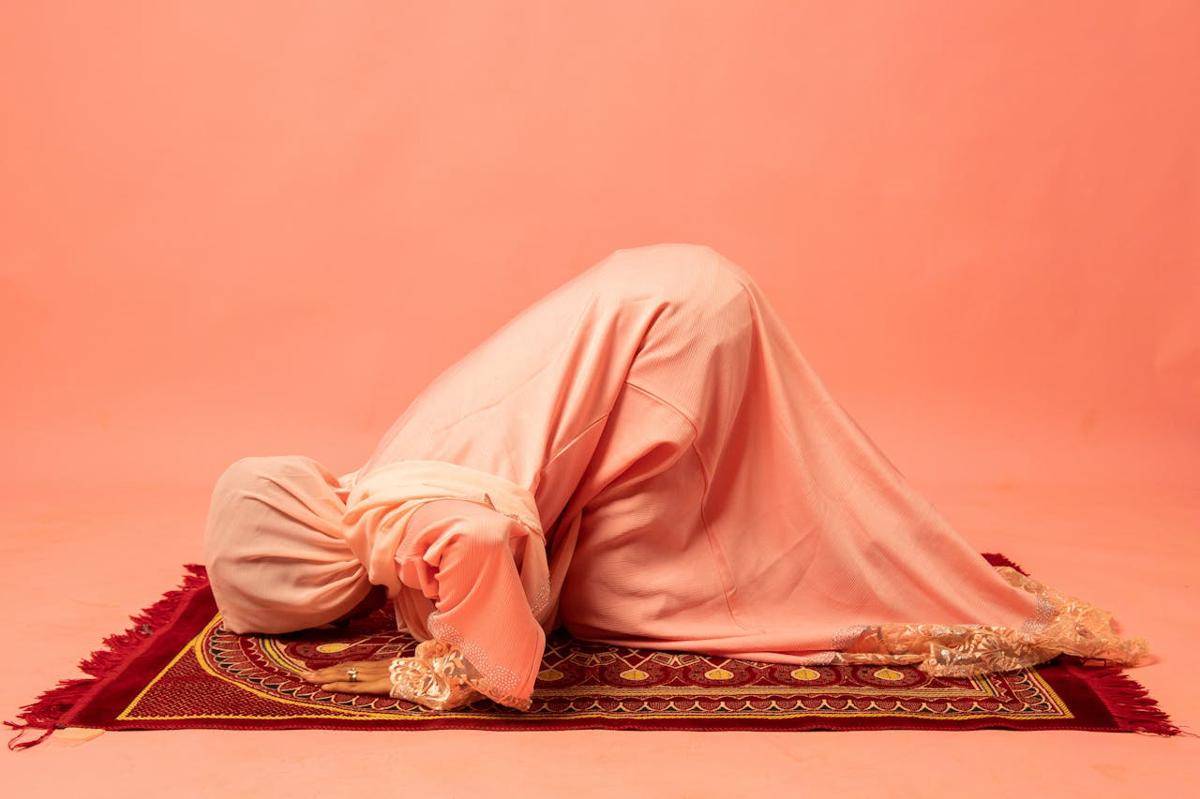 Ilustrasi sujud (pexels.com/Ila Bappa Ibrahim)