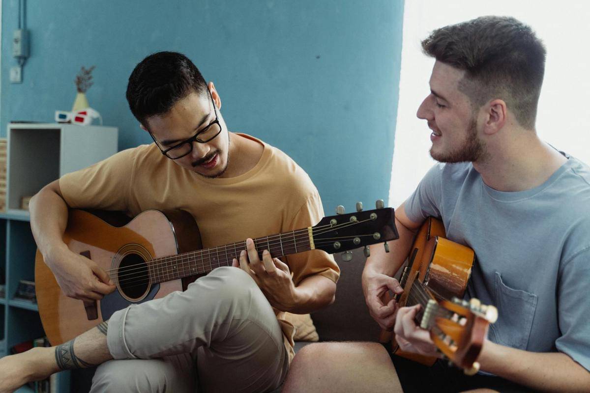 ilustrasi belajar bermain gitar