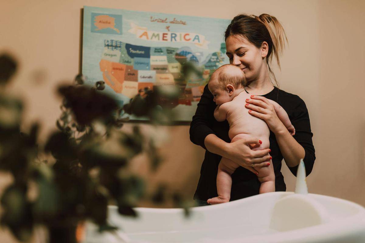 ilustrasi ibu selesai memandikan bayi (pexels.com/RDNE Stock project)
