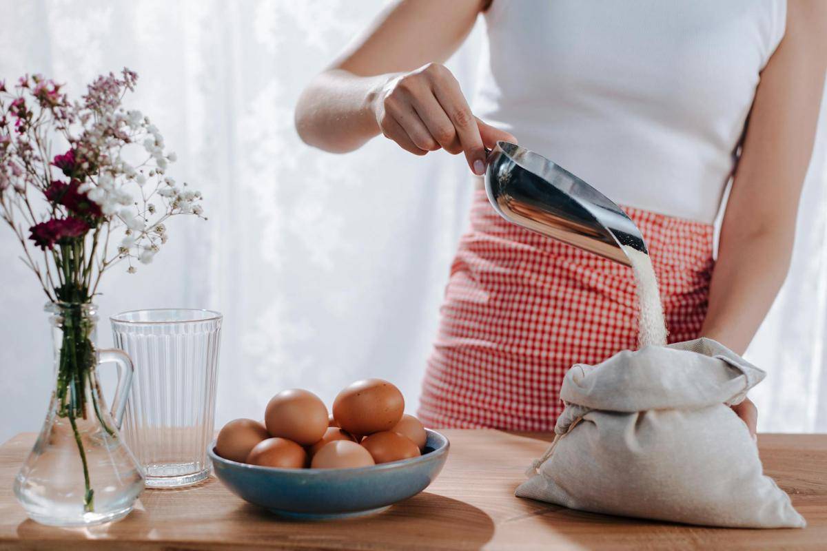 ilustrasi tepung dan telur (pexels.com/Ron Lach)