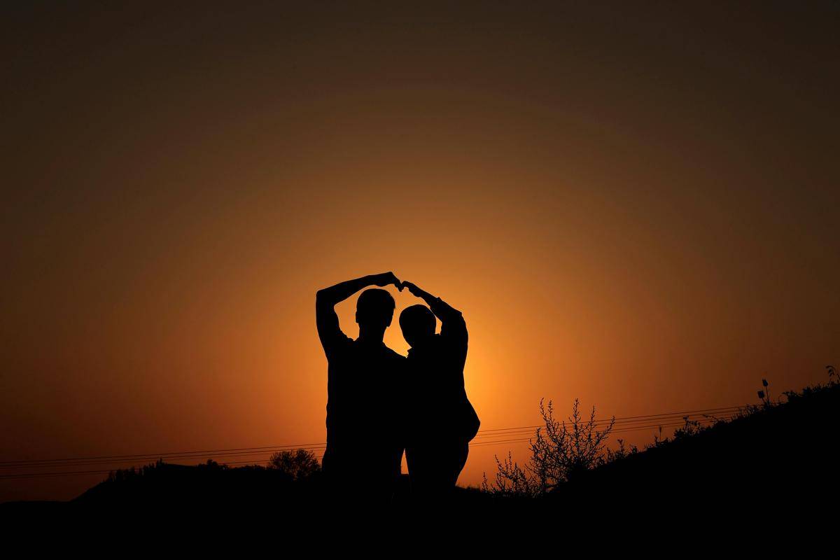  ilustrasi hati terbingkai senja, siluet cinta dua insan (pexels.com/ xomidov Photo)
