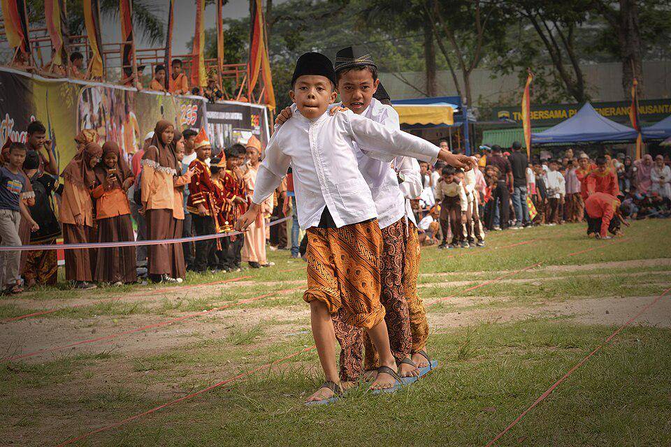 ilustrasi lomba bakiak 