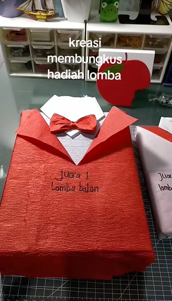 bungkus hadiah 17-an (tiktok.com/katarina.wahyundari)