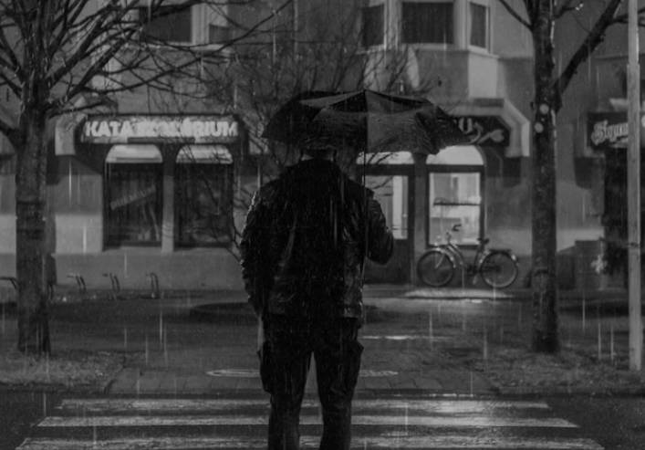 illustrasi pria dalam hujan (unsplash.com/Mátyás Szimilkó)
