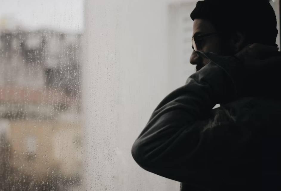 illustrasi pria dan hujan (unsplash.com/@felirbe)