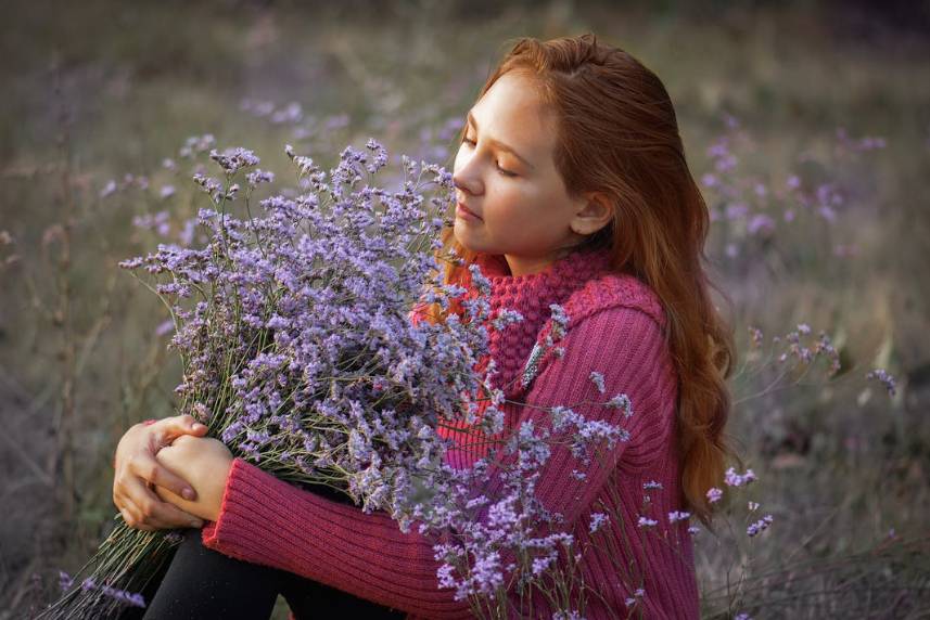 ilustrasi mencium lavender