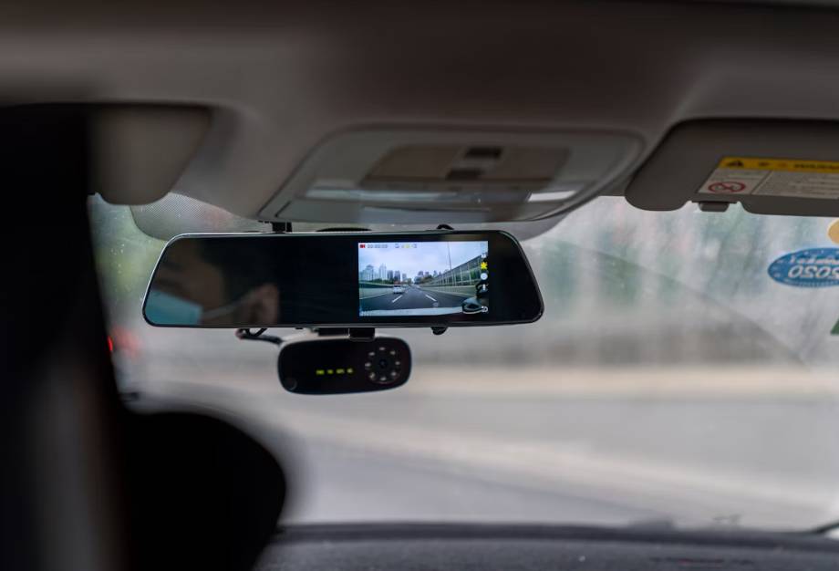 illustrasi dashcam mobil (unsplash.com/Xingye Jiang)