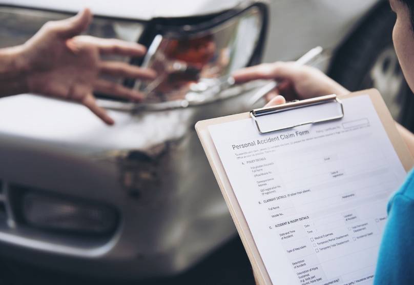 illustrasi klaim asuransi mobil (freepik.com/jcomp)