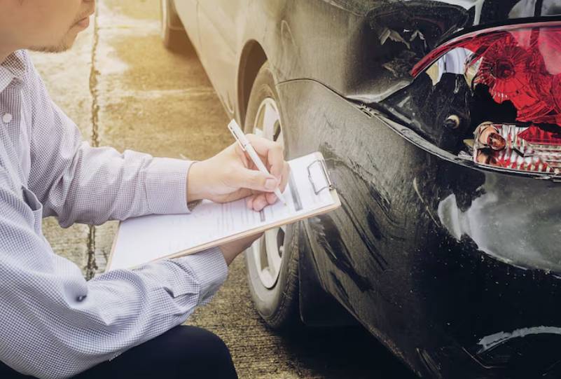 illustrasi klaim asuransi mobil (freepik.com/jcomp)
