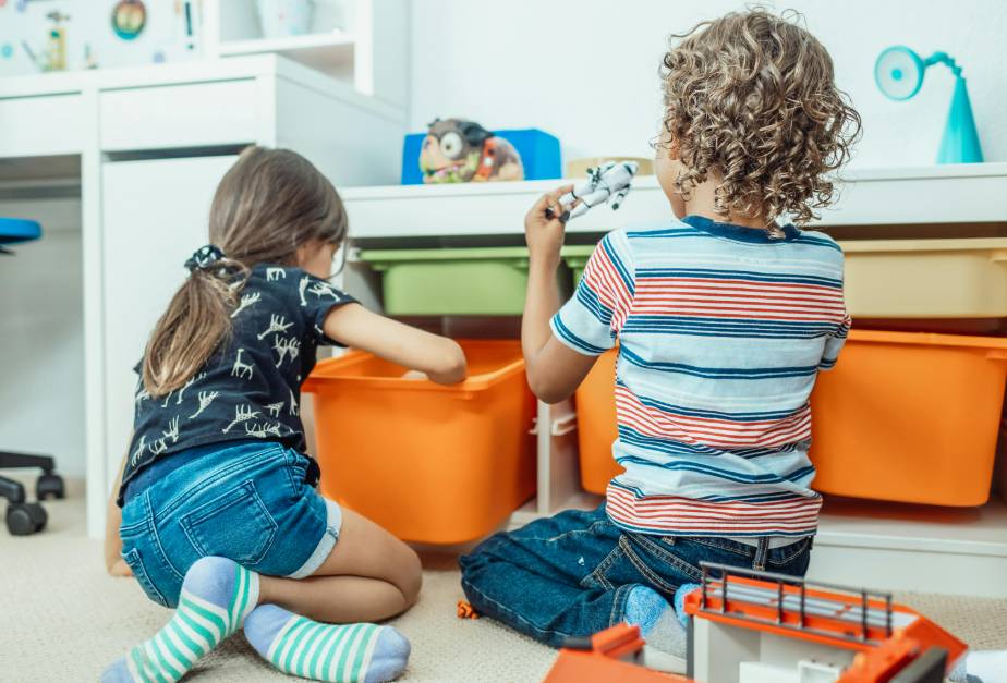 illustrasi anak membereskan mainan (pexels.com/Kindel Media)