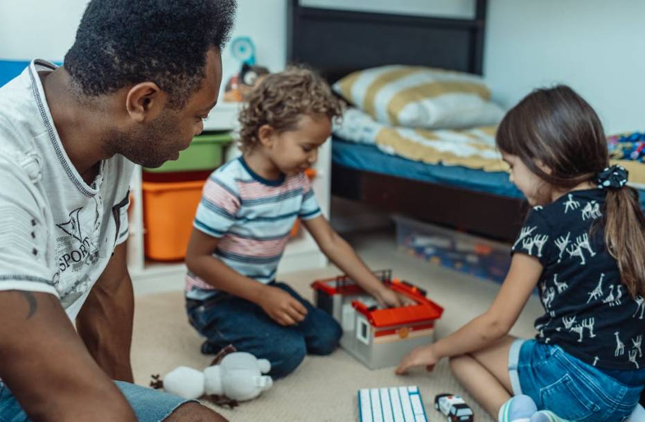 illustrasi orang tua menemani anak (pexels.com/Kindel Media)