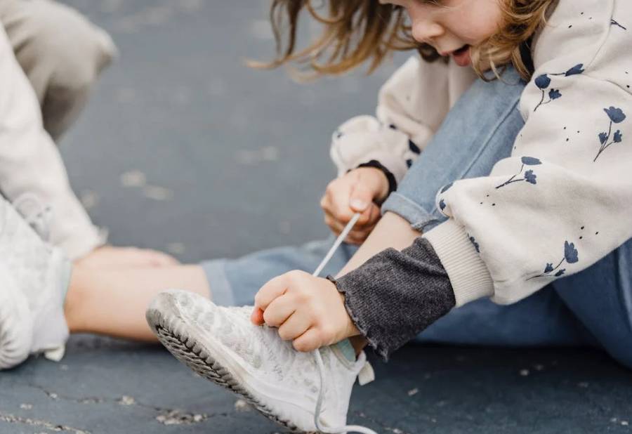 illustrasi  anak memakai sepatu (pexels.com/Allan Mas)
