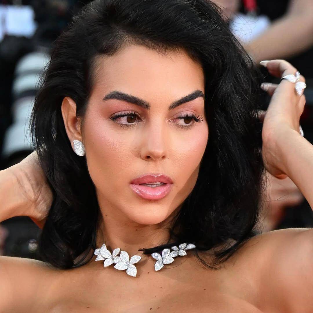 Ide hairstyle ala Georgina Rodríguez (instagram.com/georginagio)