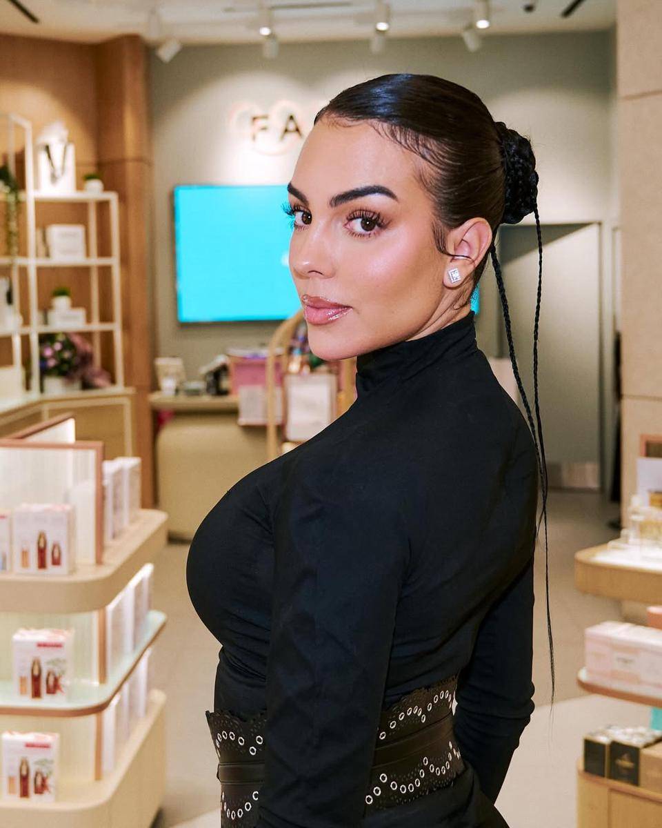 Ide hairstyle ala Georgina Rodríguez (instagram.com/georginagio)