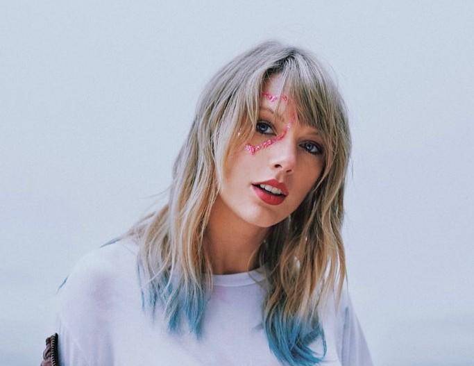 Taylor Swift dalam album Lover (dok. Republic Records/Lover)